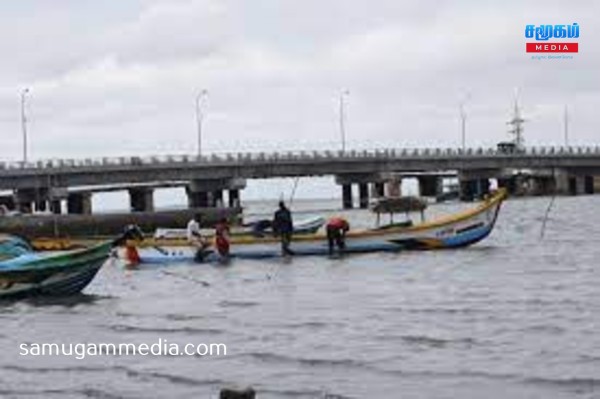 தடைசெய்யப்பட்ட குருநகர் உள்ளூர் இழுவைப்படகுகளினால்  மக்கள் விளைவுகளை சந்திக்கின்றனர்- கடற்றொழிலாளர்கள் குற்றச்சாட்டு! samugammedia 